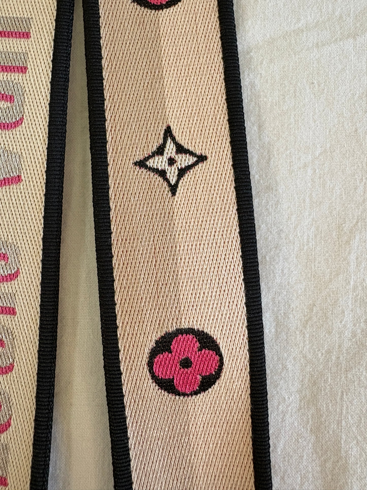 Louis Vuitton Bandoulière Schulterriemen Jacquard Black /Pink — Ungetragen