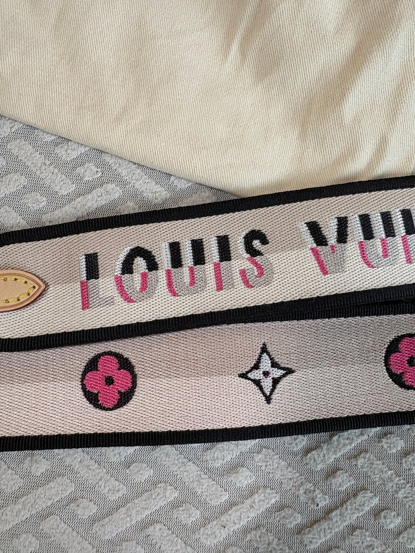 Louis Vuitton Bandoulière Schulterriemen Jacquard Black /Pink — Ungetragen