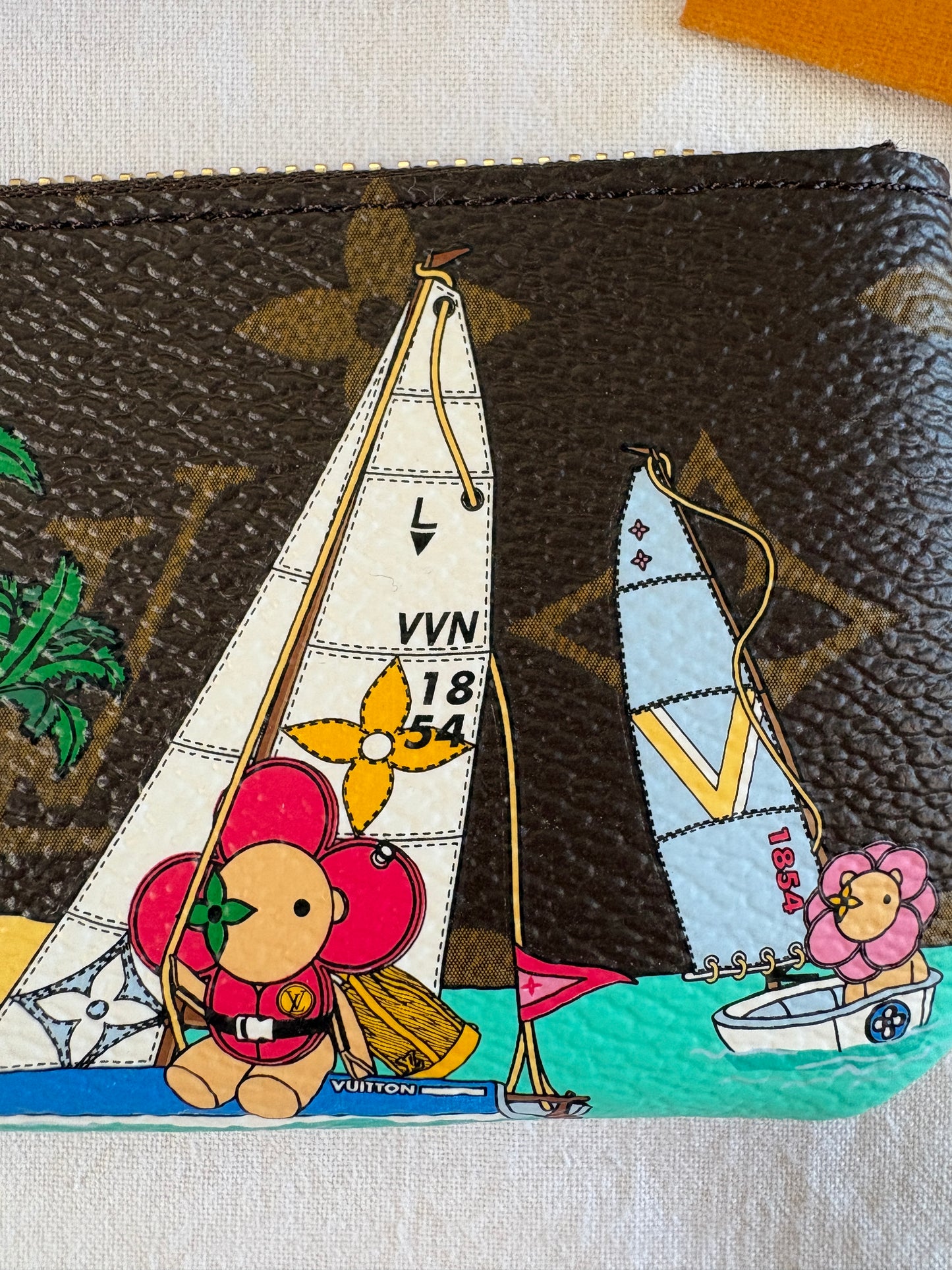 Louis Vuitton Vivienne Christmas 2023 Limited Edition Key Pouch – Komplettset mit Rechnung
