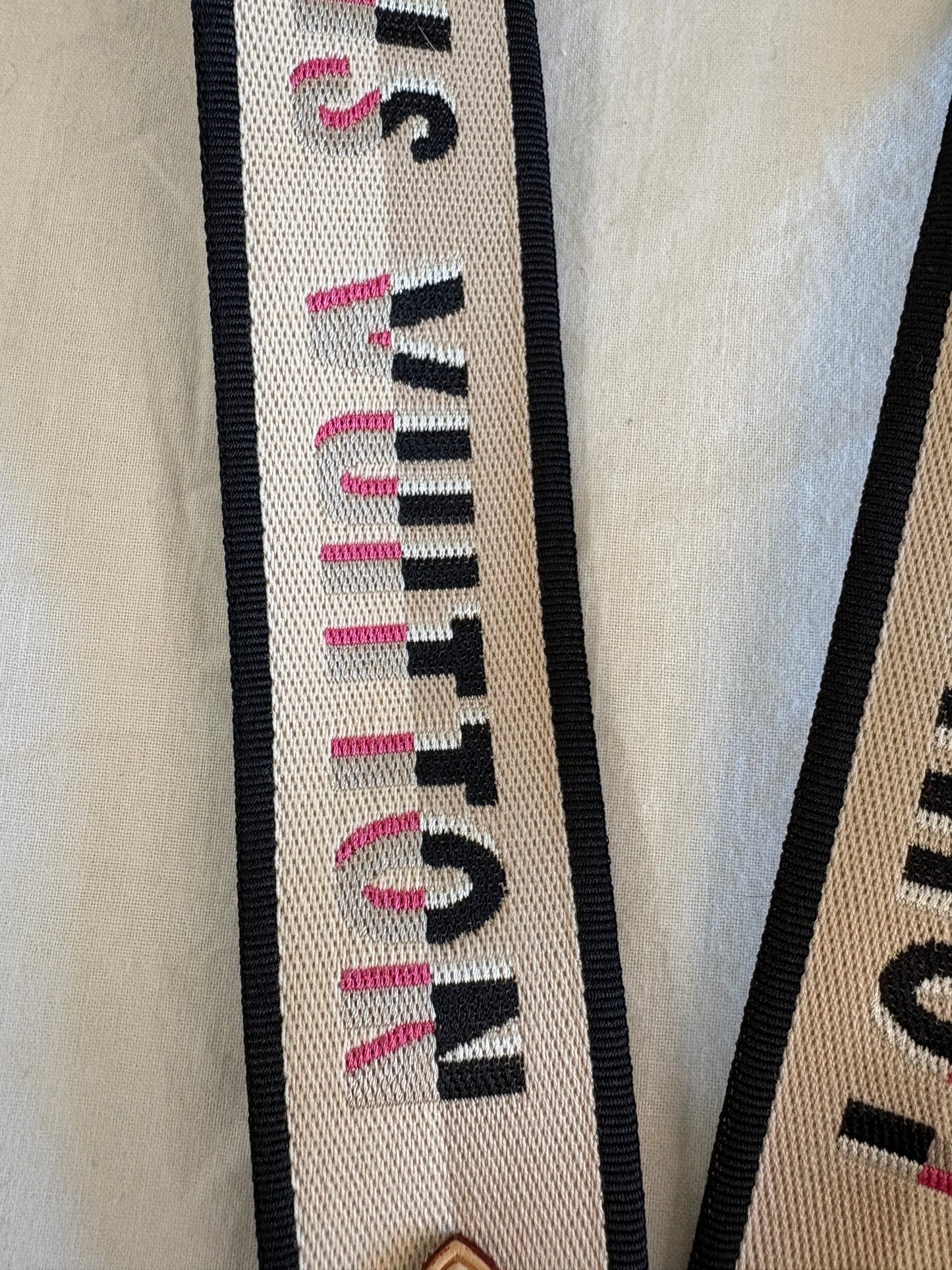 Louis Vuitton Bandoulière Schulterriemen Jacquard Black /Pink — Ungetragen