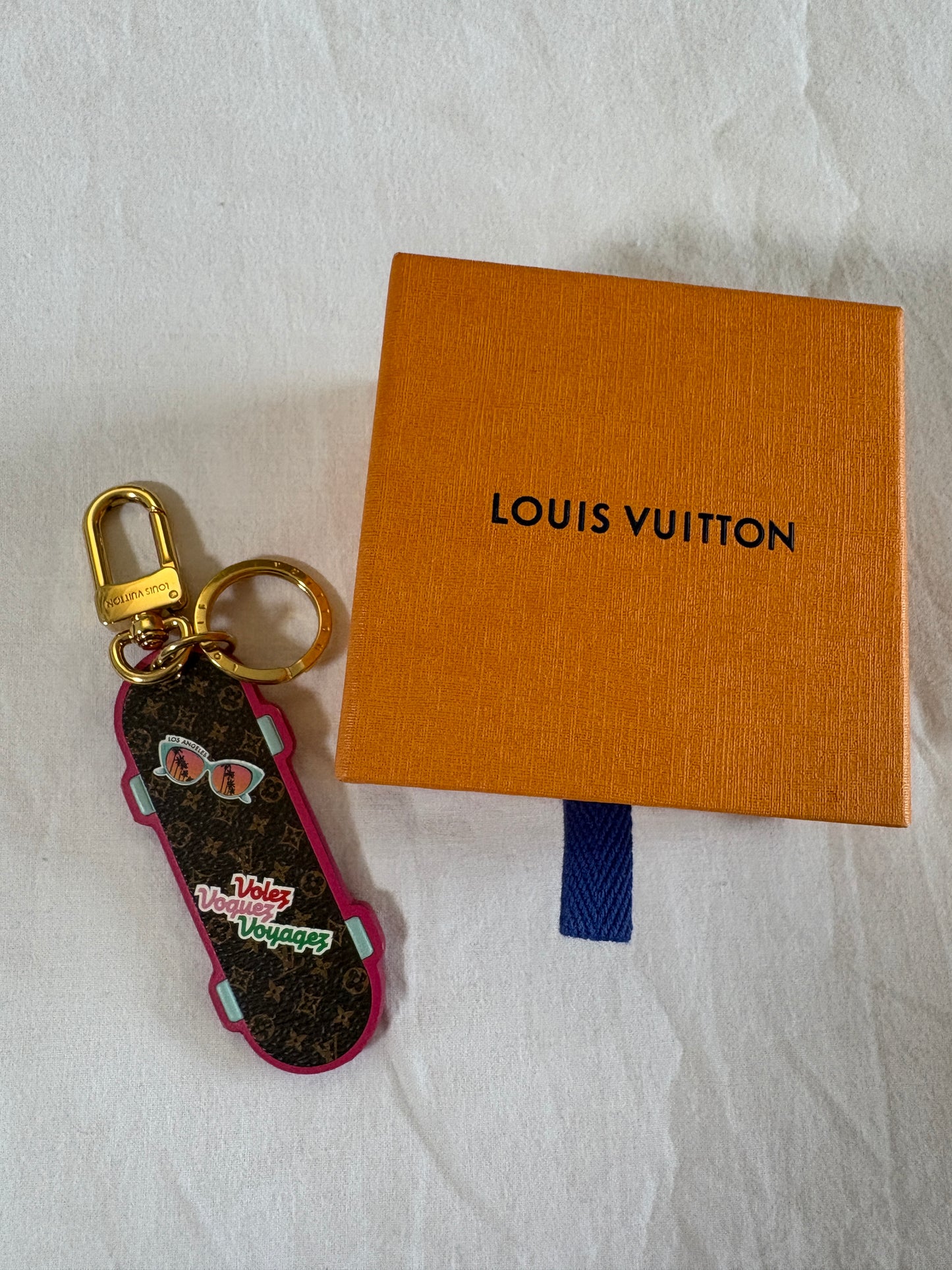 Louis Vuitton Limited Edition Key Holder „Volez Voguez Voyagez“ – Monogram Canvas