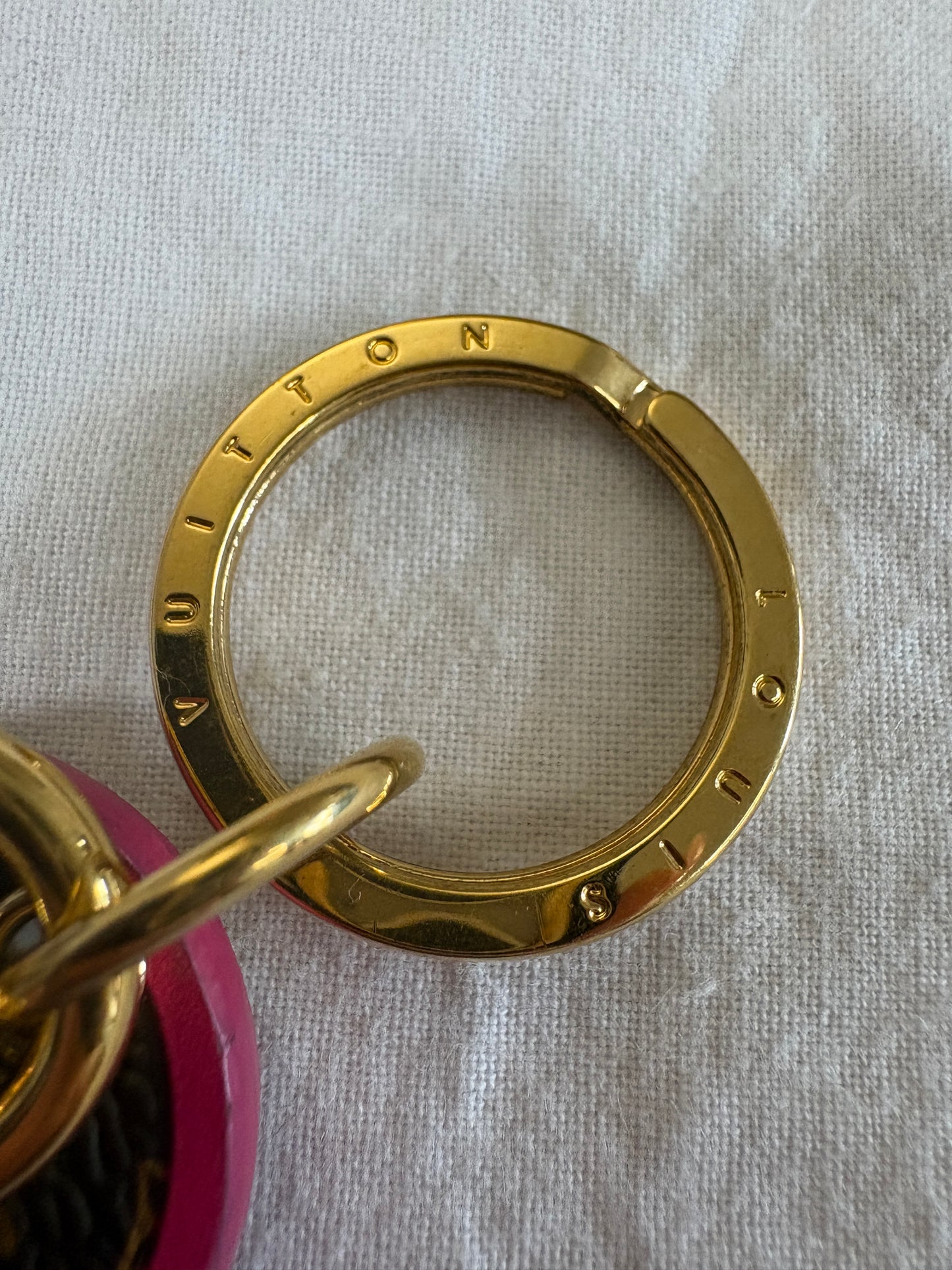 Louis Vuitton Limited Edition Key Holder „Volez Voguez Voyagez“ – Monogram Canvas