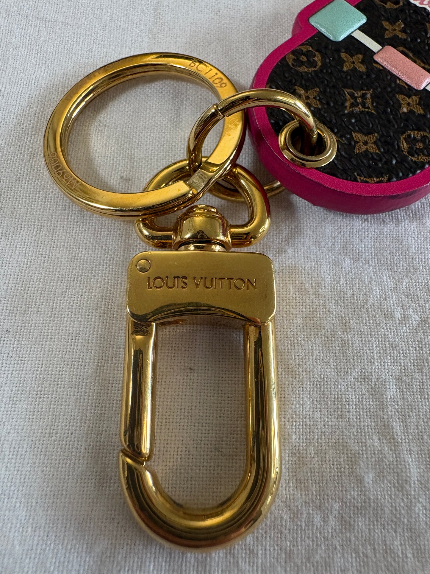 Louis Vuitton Limited Edition Key Holder „Volez Voguez Voyagez“ – Monogram Canvas