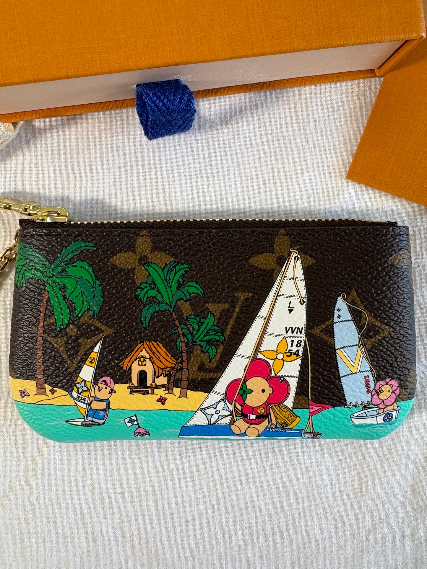 Louis Vuitton Vivienne Christmas 2023 Limited Edition Key Pouch – Komplettset mit Rechnung
