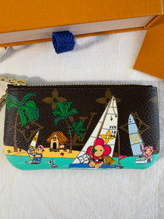 Louis Vuitton Vivienne Christmas 2023 Limited Edition Key Pouch – Komplettset mit Rechnung