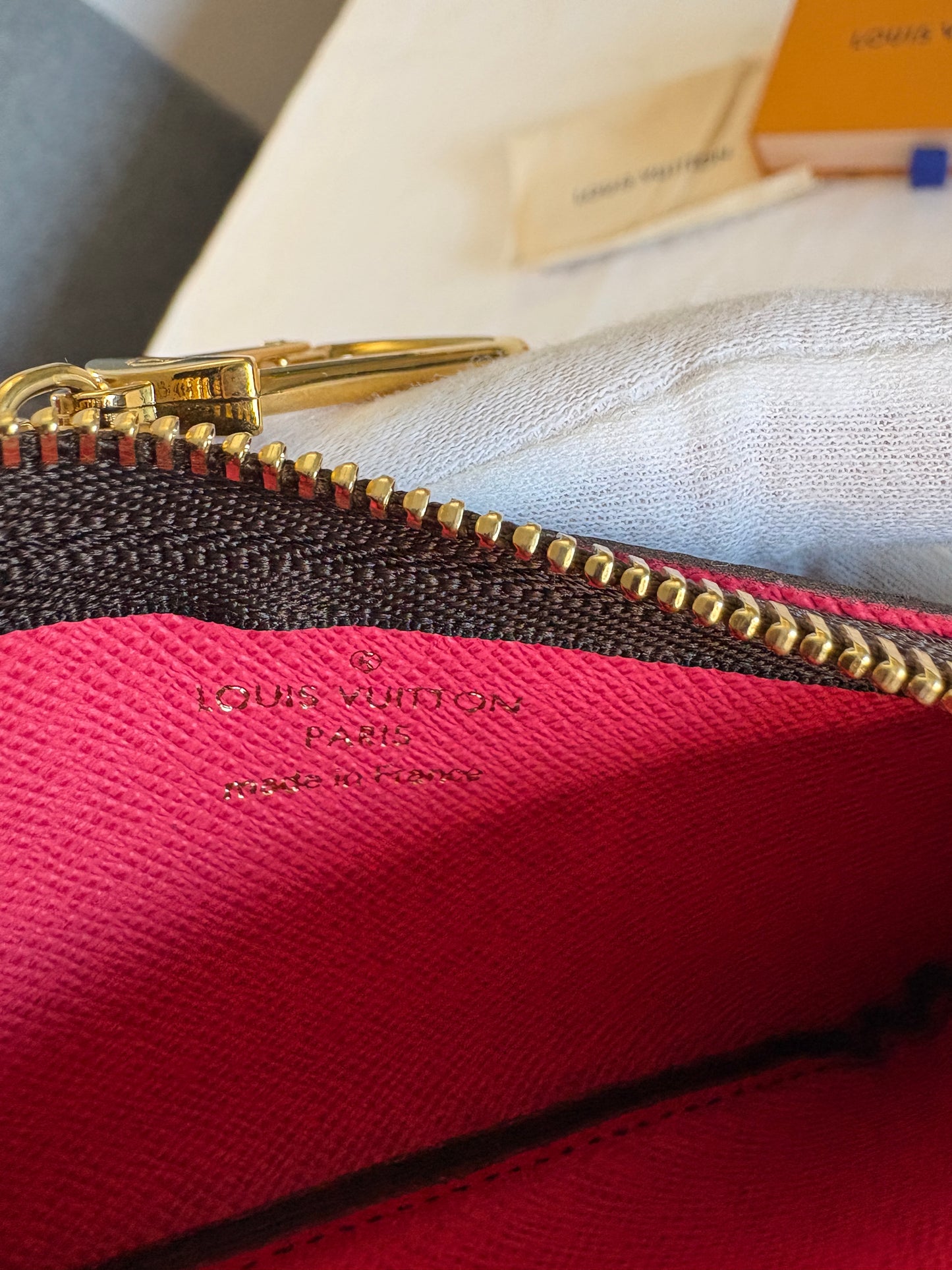 Louis Vuitton Vivienne Christmas 2023 Limited Edition Key Pouch – Komplettset mit Rechnung