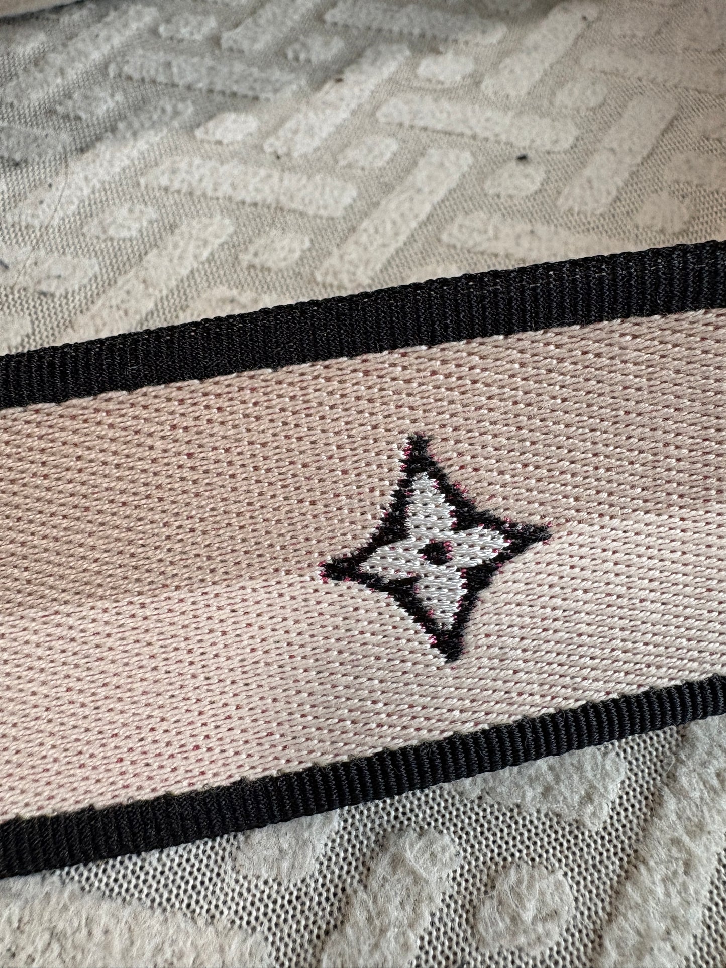 Louis Vuitton Bandoulière Schulterriemen Jacquard Black /Pink — Ungetragen
