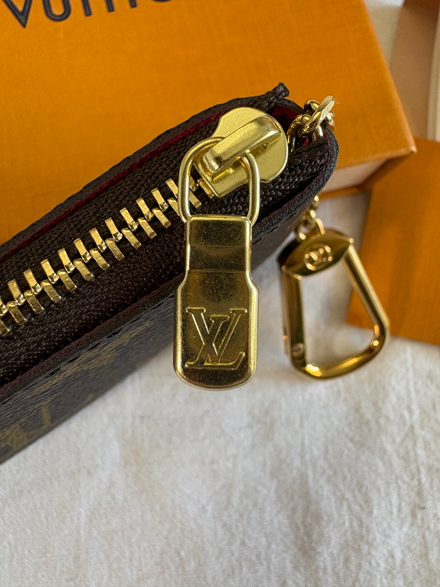 Louis Vuitton Vivienne Christmas 2023 Limited Edition Key Pouch – Komplettset mit Rechnung