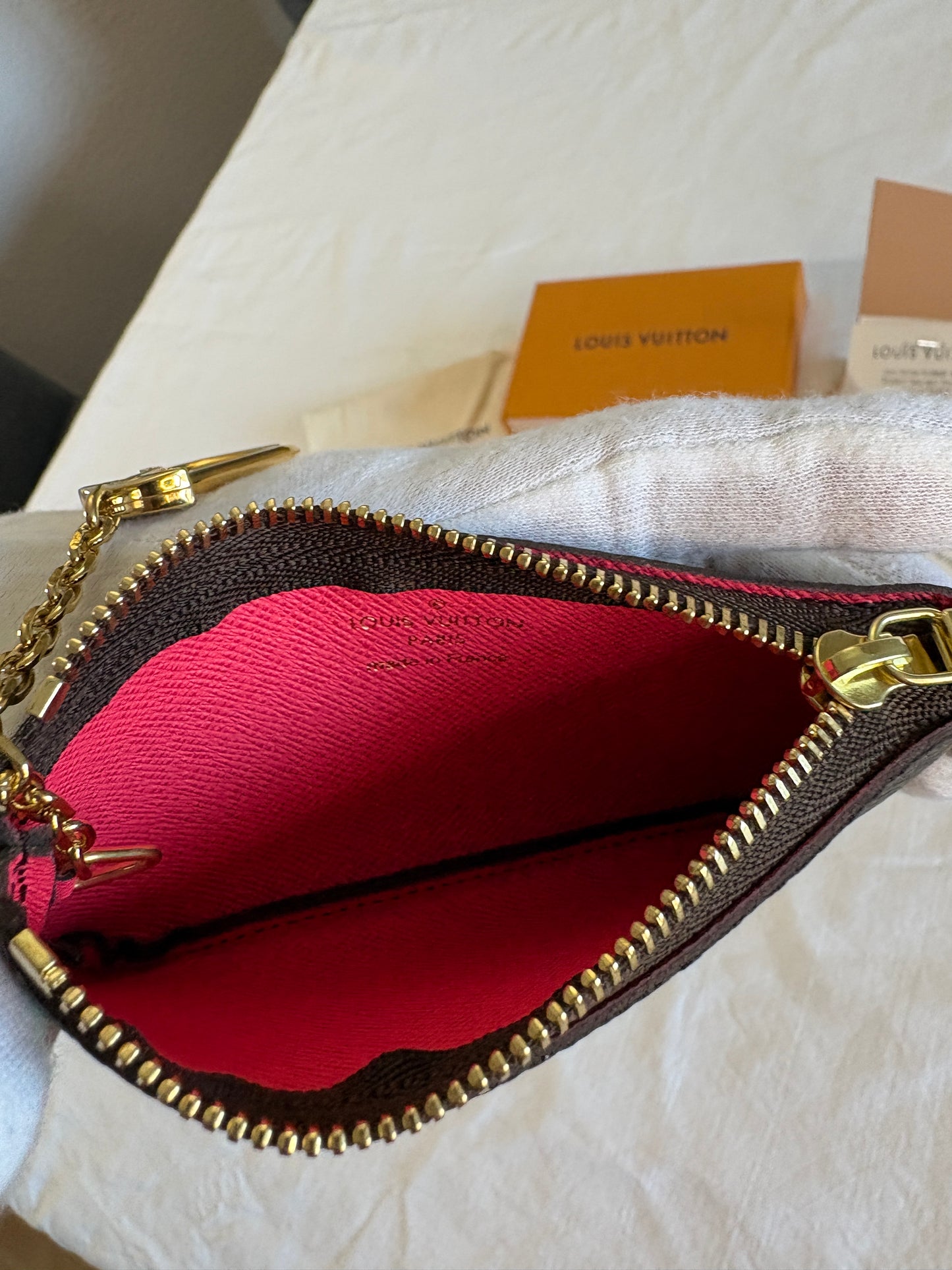 Louis Vuitton Vivienne Christmas 2023 Limited Edition Key Pouch – Komplettset mit Rechnung
