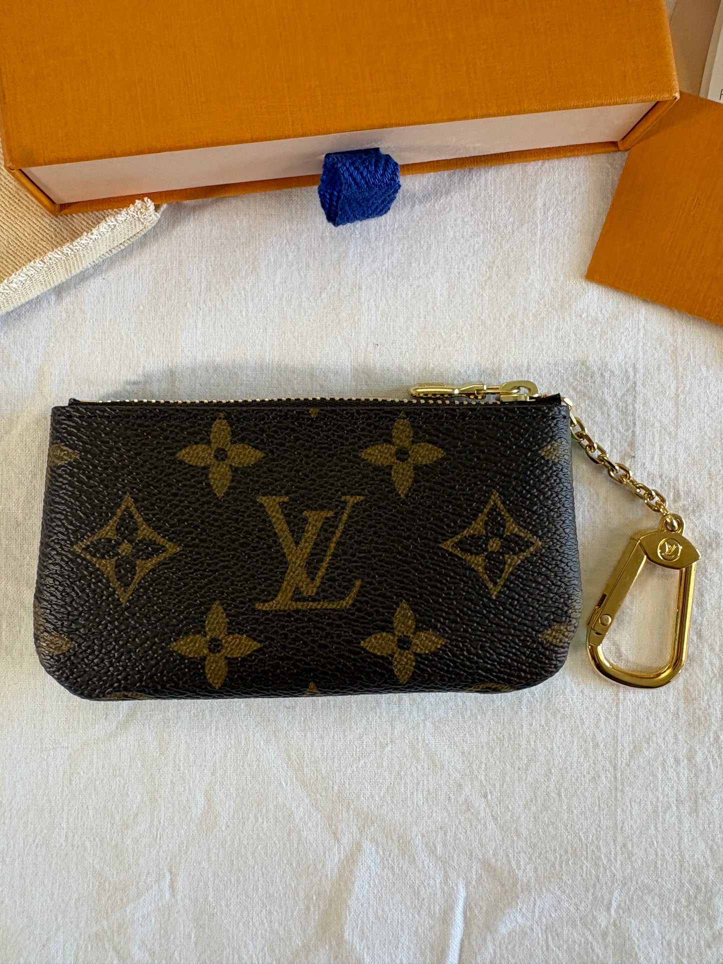 Louis Vuitton Vivienne Christmas 2023 Limited Edition Key Pouch – Komplettset mit Rechnung